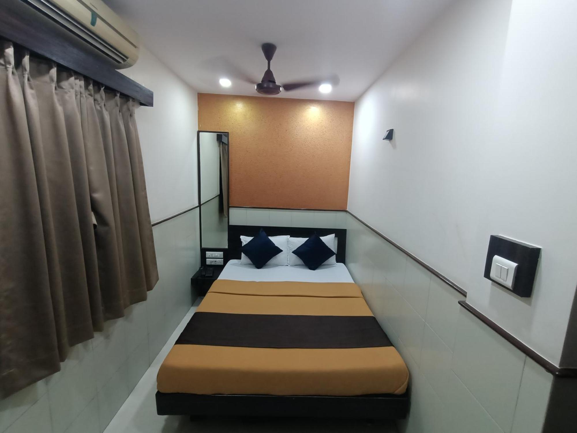 Hotel Triton - Near Us Embassy - Hotel In Sion Mumbai Eksteriør bilde