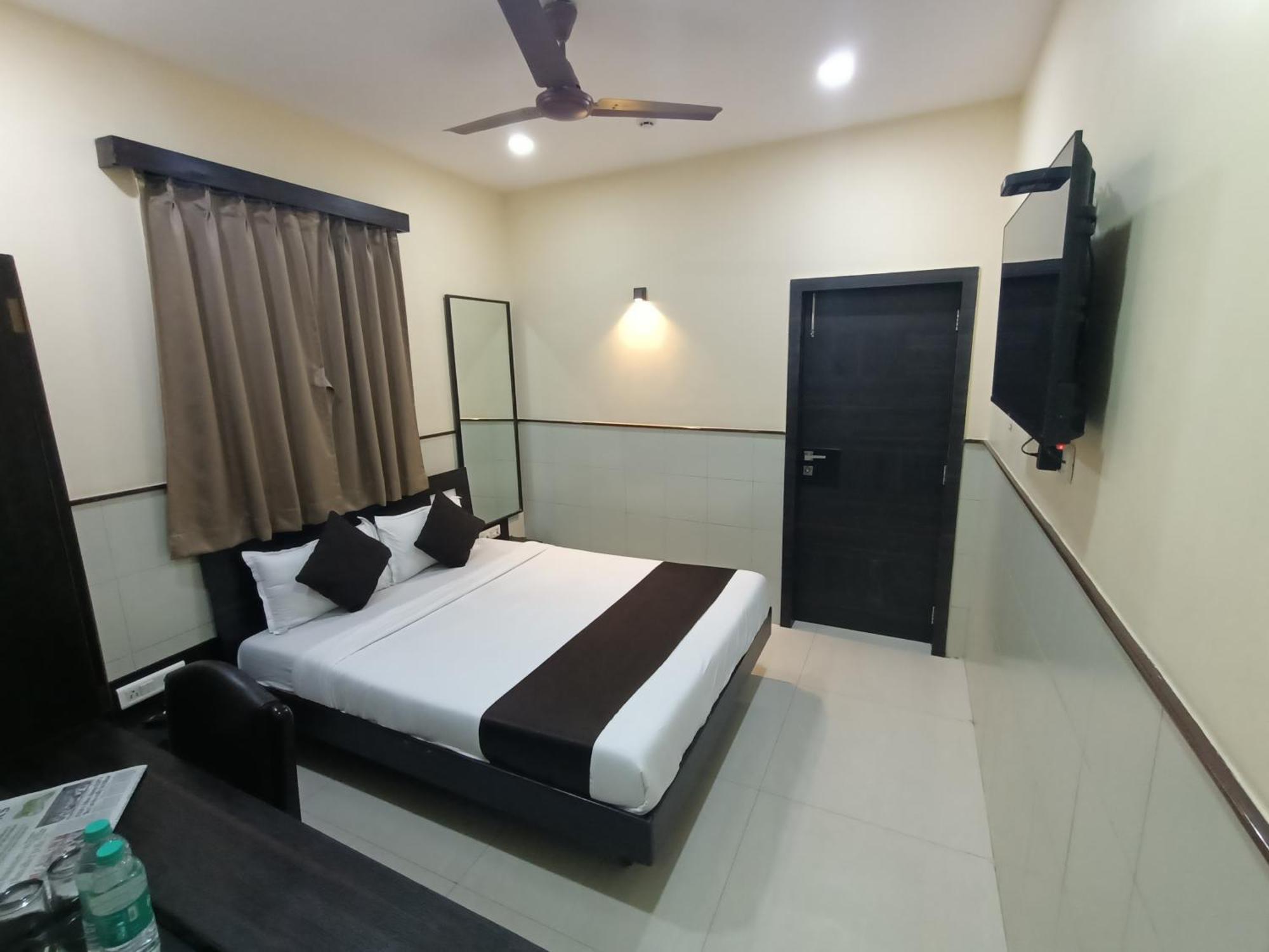 Hotel Triton - Near Us Embassy - Hotel In Sion Mumbai Eksteriør bilde