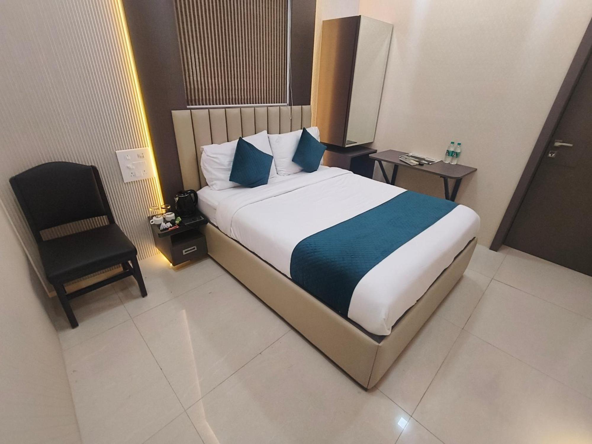 Hotel Triton - Near Us Embassy - Hotel In Sion Mumbai Eksteriør bilde