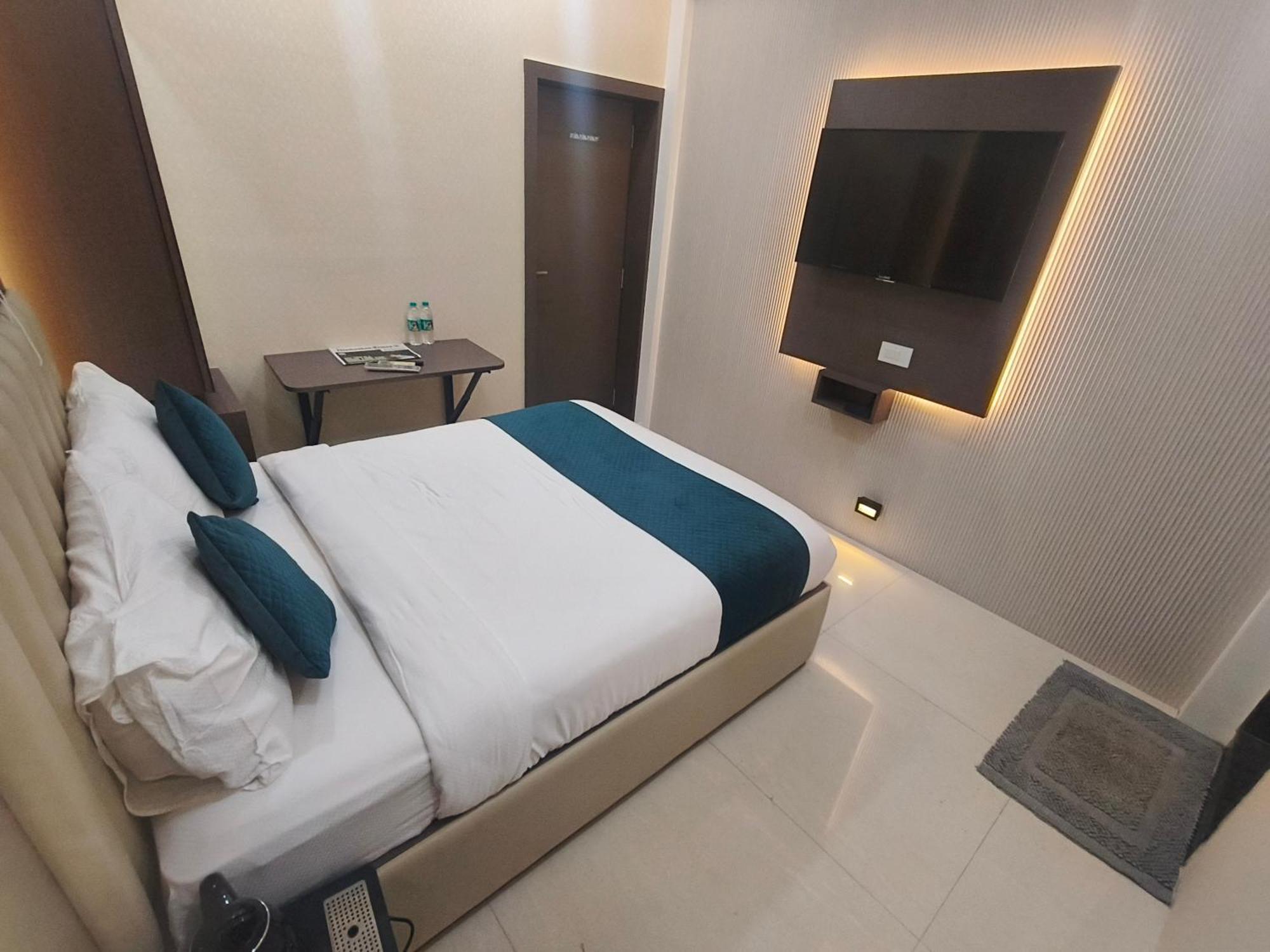 Hotel Triton - Near Us Embassy - Hotel In Sion Mumbai Eksteriør bilde
