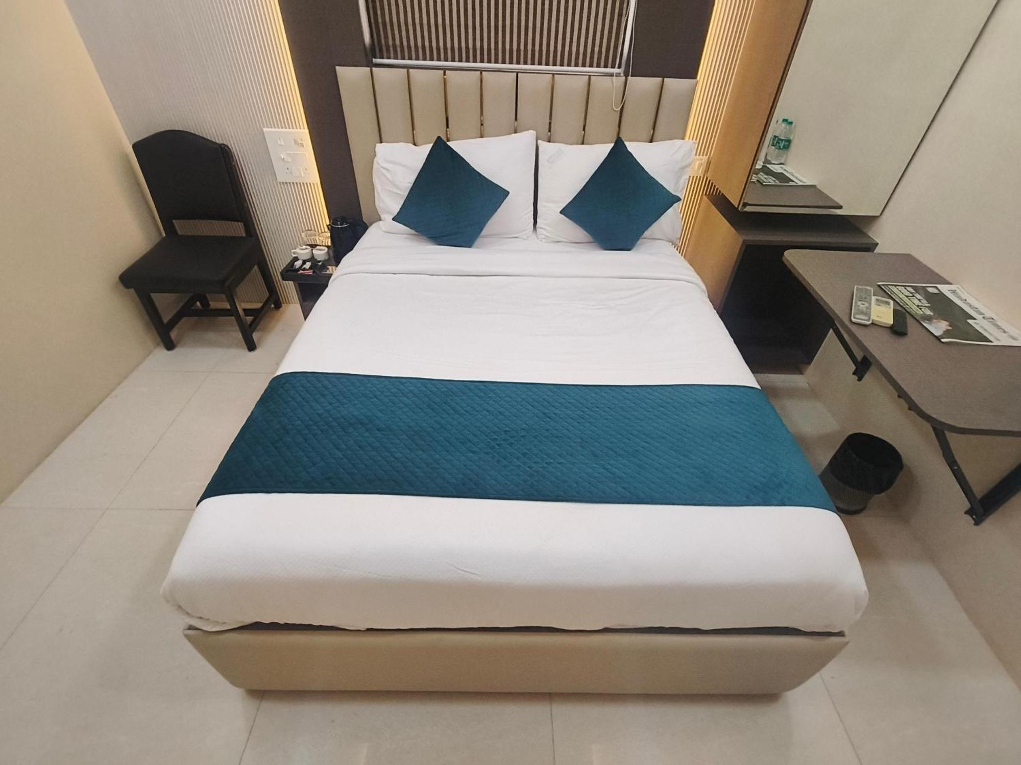 Hotel Triton - Near Us Embassy - Hotel In Sion Mumbai Eksteriør bilde