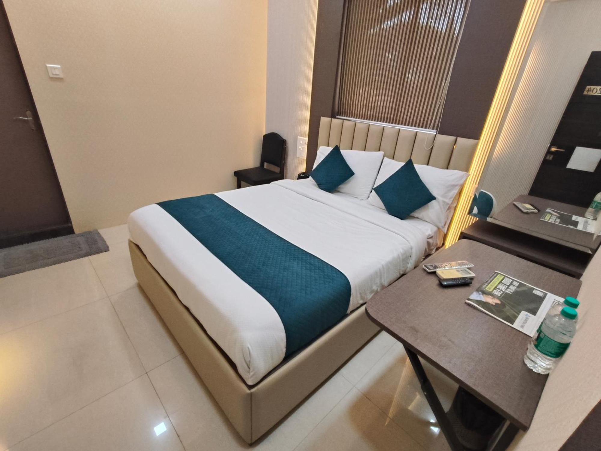 Hotel Triton - Near Us Embassy - Hotel In Sion Mumbai Eksteriør bilde
