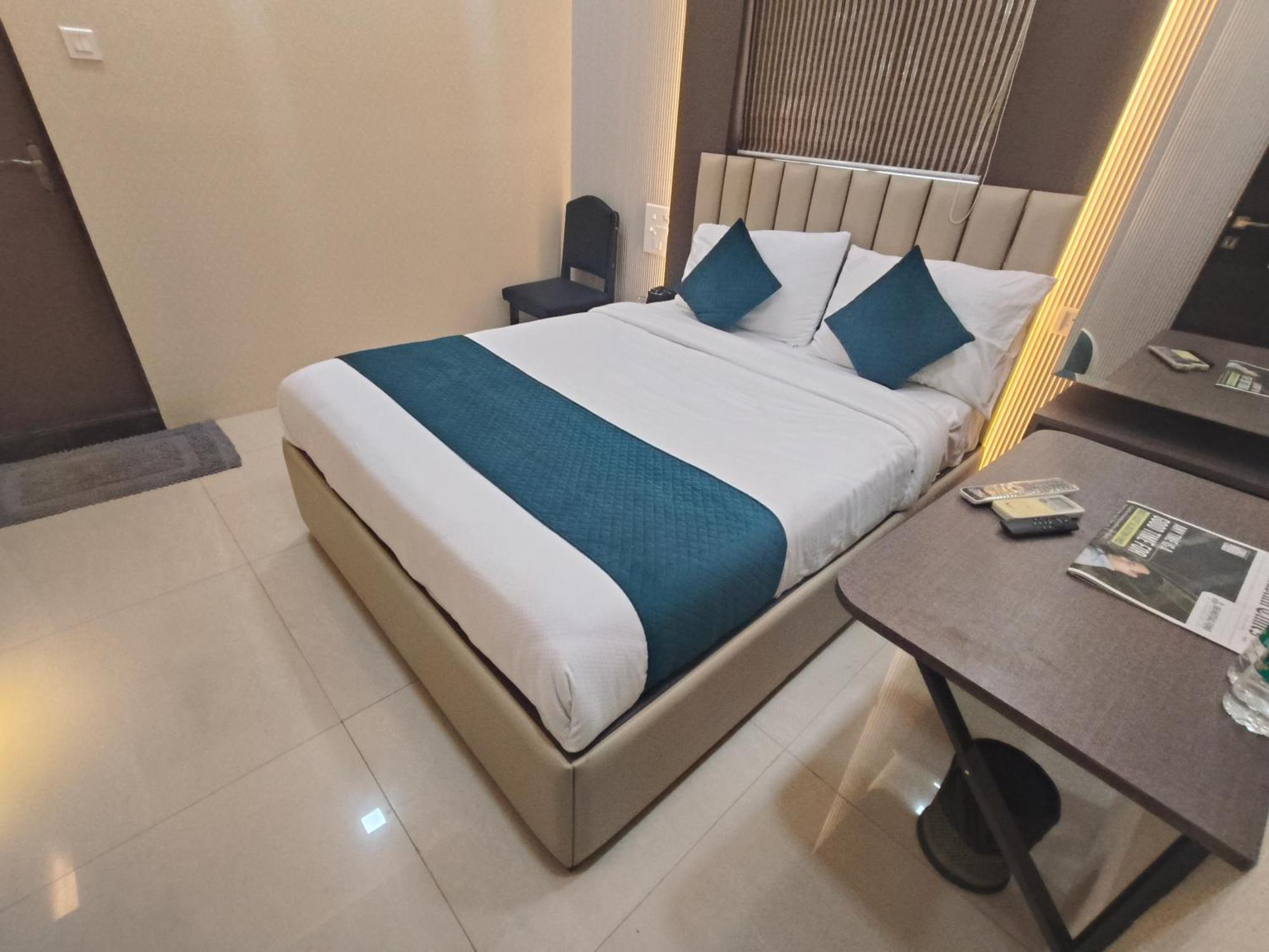 Hotel Triton - Near Us Embassy - Hotel In Sion Mumbai Eksteriør bilde